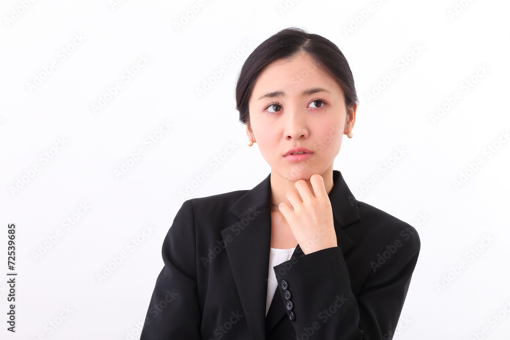 迷ってる若い女性 迷ってる若い女性