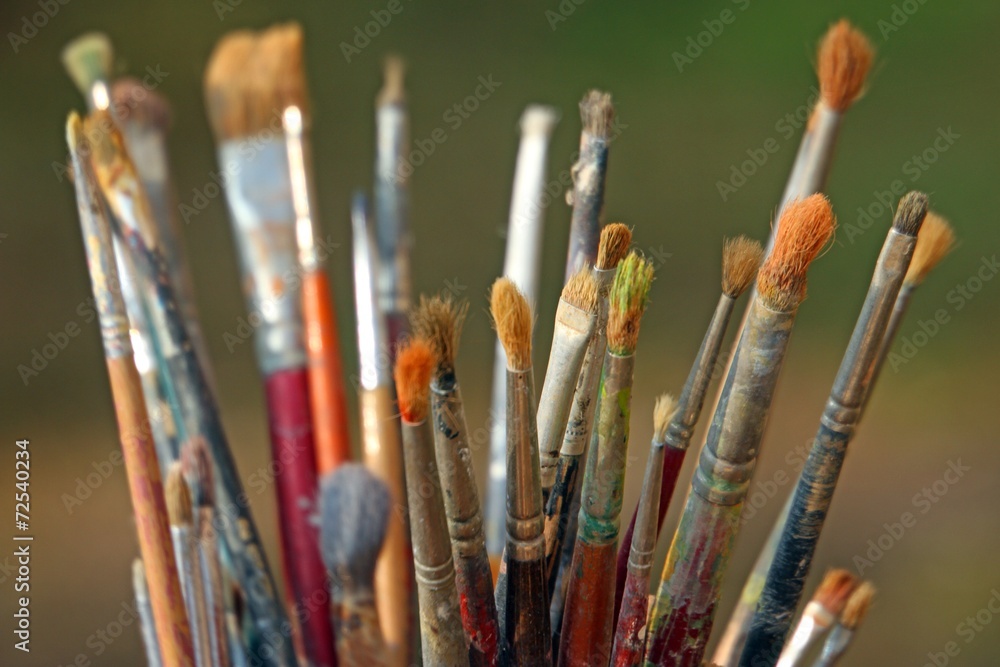 Obraz premium set of brushes used by a painter in painting workshop