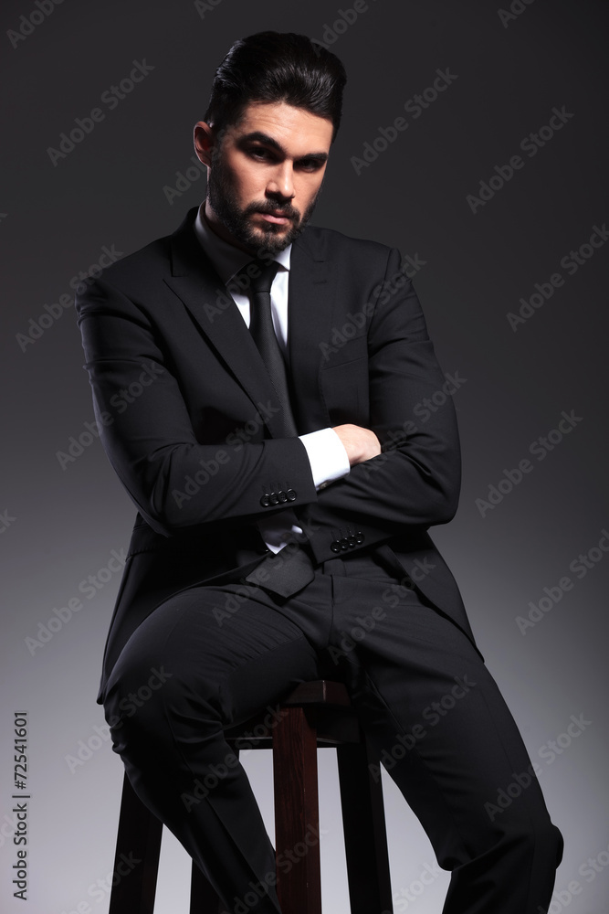 Obraz premium elegant business man holding his hands crossed