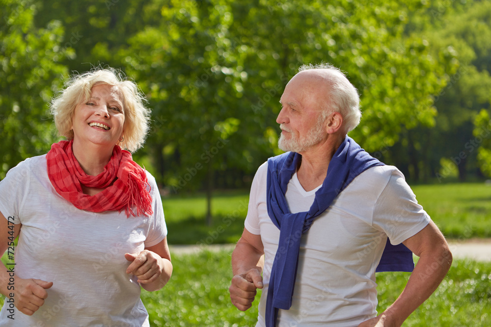 Fototapeta premium Senioren joggen gemeinsam in der Natur