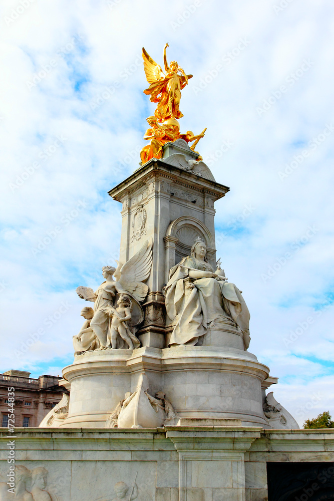 victoria monument in london