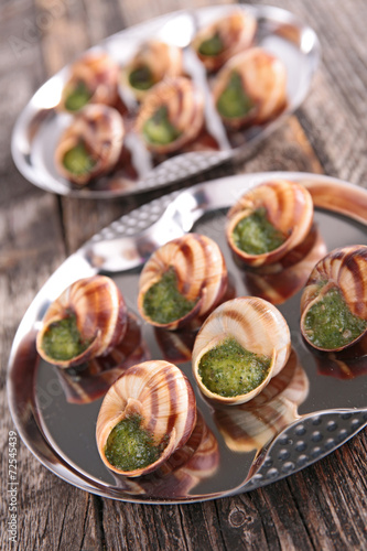 bourgogne snail with butter and parsley