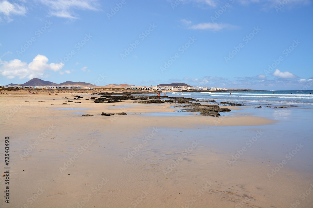 panoramica de la playa de famara en la isla de lanzarote