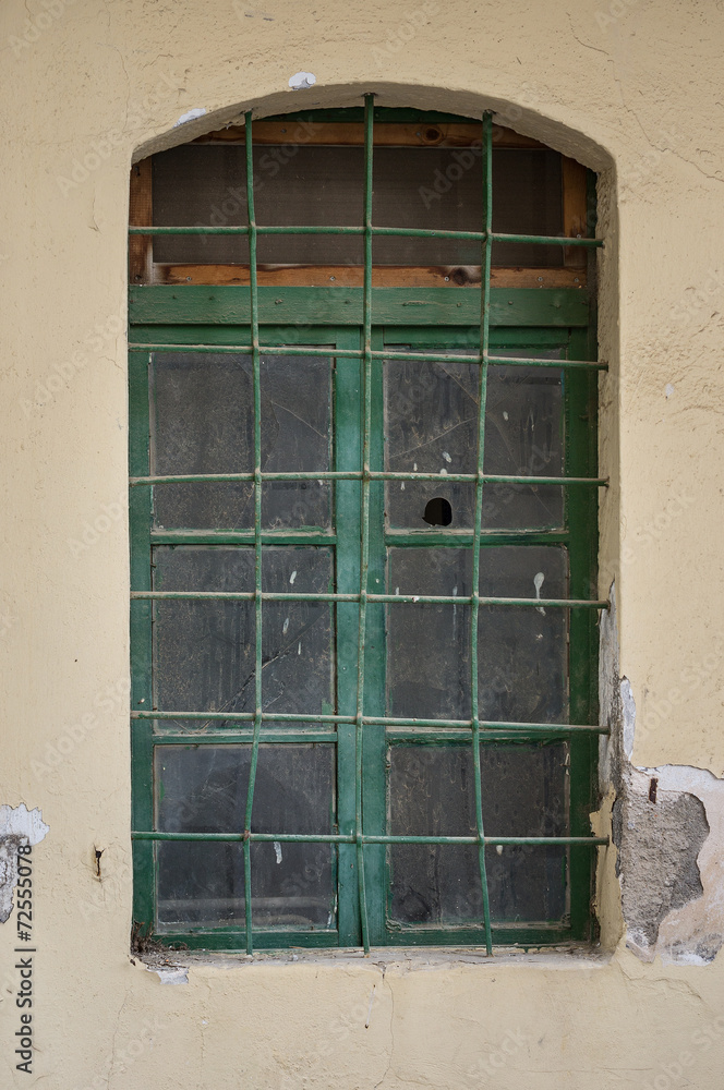 Obraz premium Old green window with broken glass