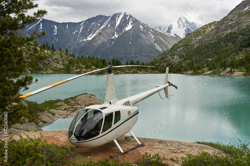 Fototapeta Helikopter w górach