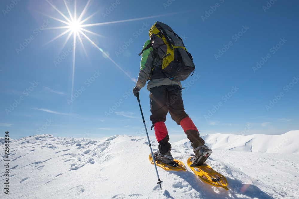 © Maygutyak - Hiker snowshoeing in winter mountains during sunny day © Maygutyak - Hiker snowshoeing in winter mountains during sunny day