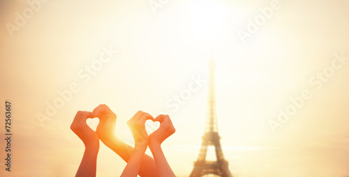 Photography Two lovers showing heart shapes with hands and parisian Eiffel t