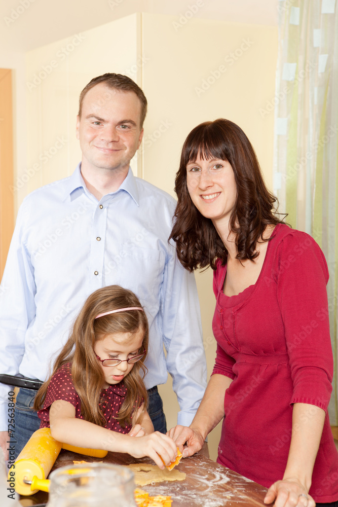 Familie backt Weihnachtskekse in der Küche Familie backt Weihnachtskekse in der Küche