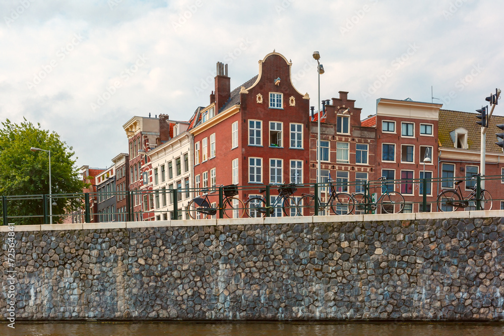 Obraz premium Widok na miasto z kanału Amsterdamu i typowych domów, Holland, Nether