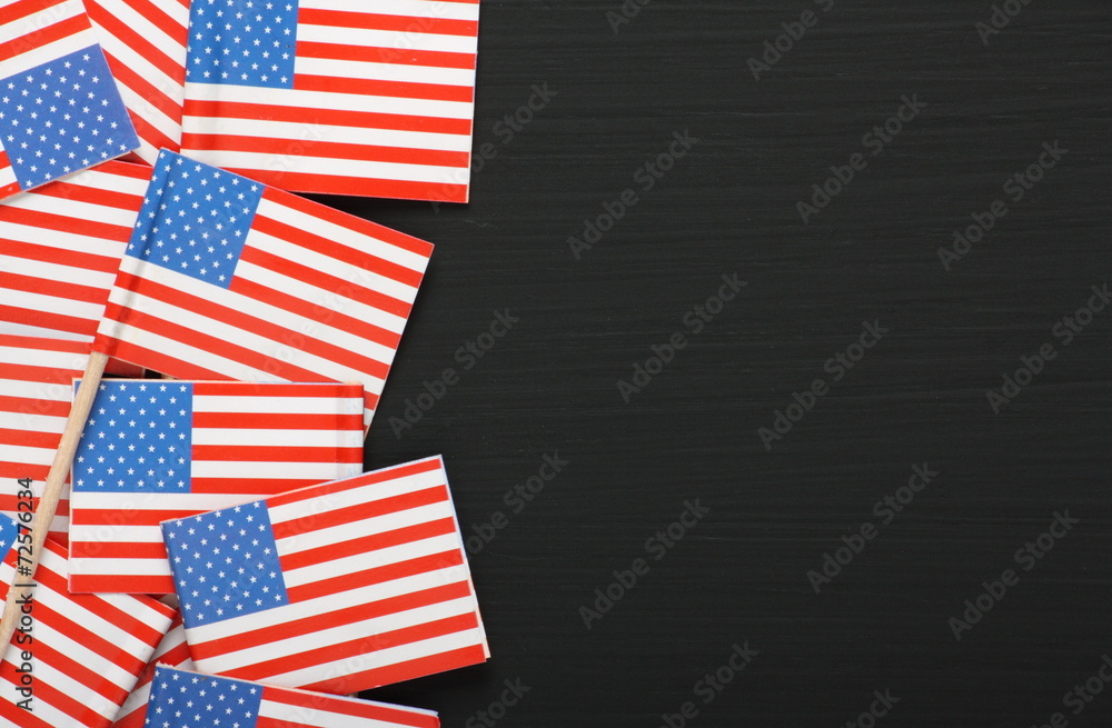 Obraz premium Miniature USA flags on a blackboard with copy space