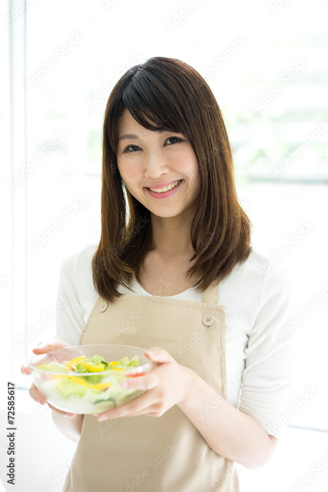 サラダを持った女性 サラダを持った女性