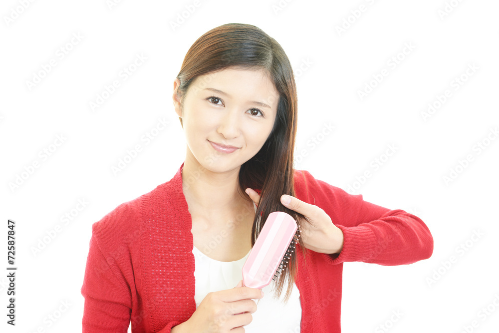 ヘアーケアをする女性