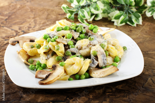 Tortellini with cream, mushrooms and peas