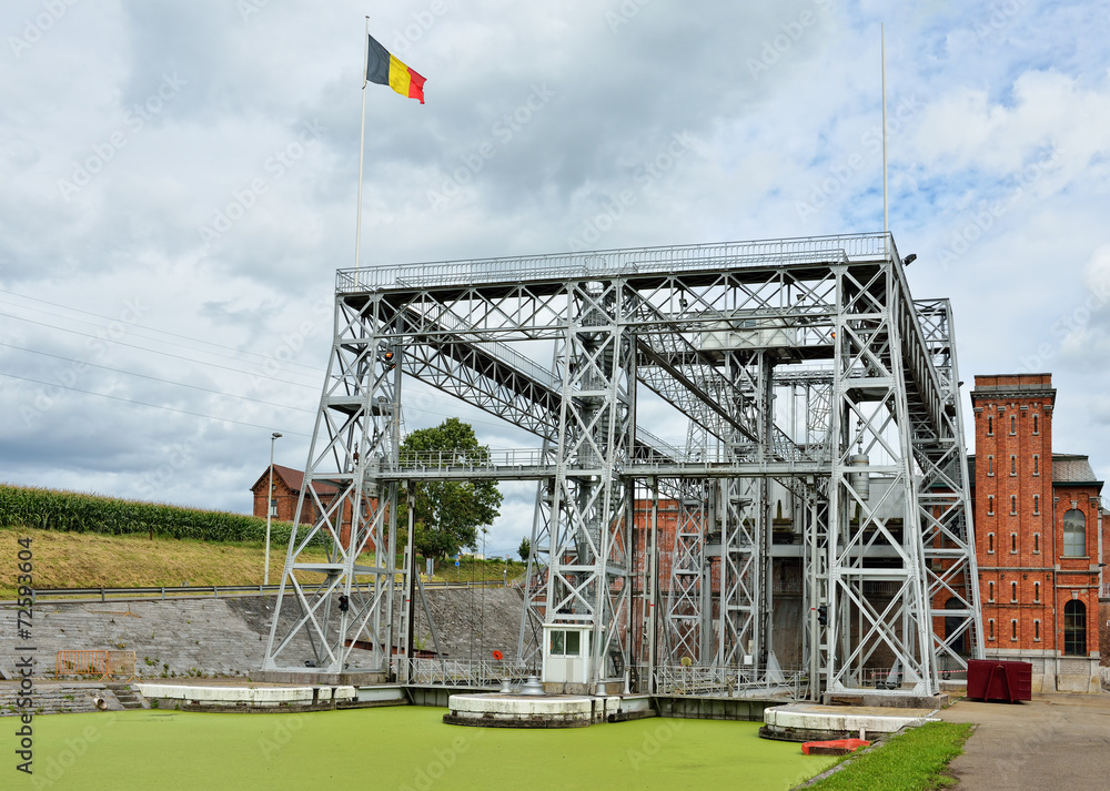 Hydraulic boat Lift Number 1 of Louviere in Houden Hydraulic boat Lift Number 1 of Louviere in Houden