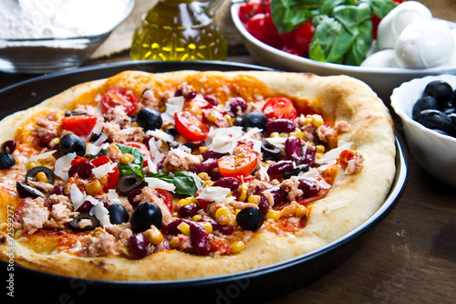 Φωτογραφία american pizza with tuna, red beans and mais
