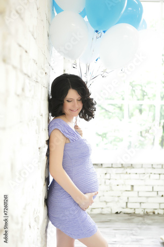 Obraz na płótnie Pregnant woman with blue and white balloons w salonie
