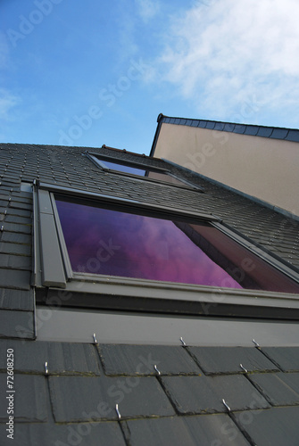 fenêtre de toit et ardoises