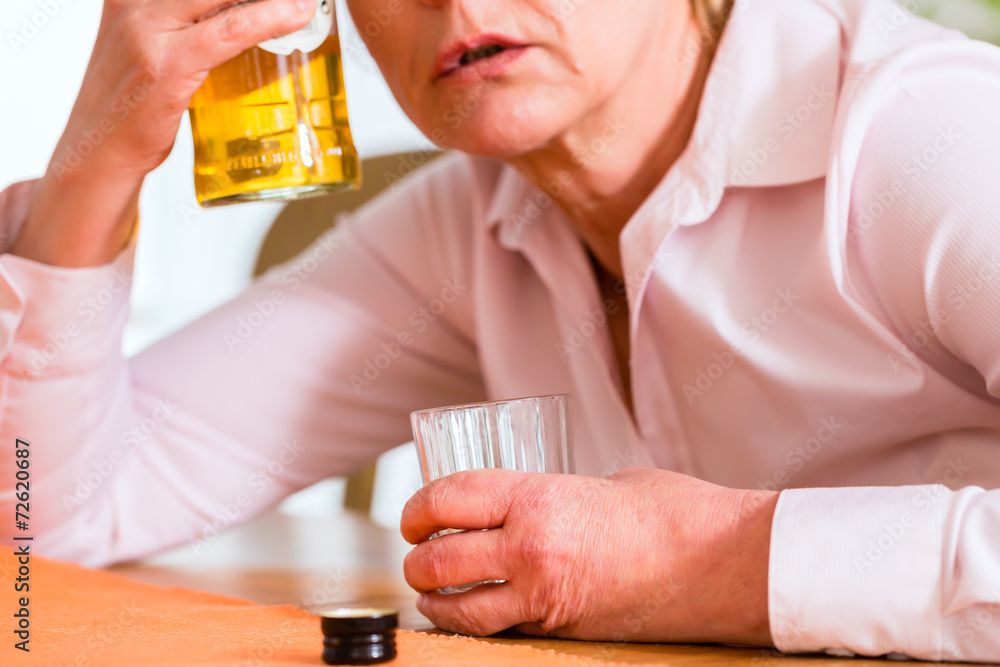 Fototapeta premium Alkoholikerin trinkt Schnaps