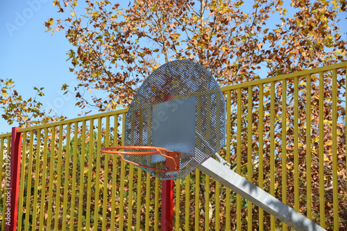 tablero y aro de una canasta de baloncesto photo