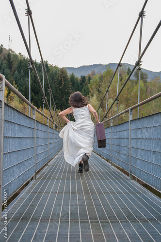 Konstfotografi bride escaping