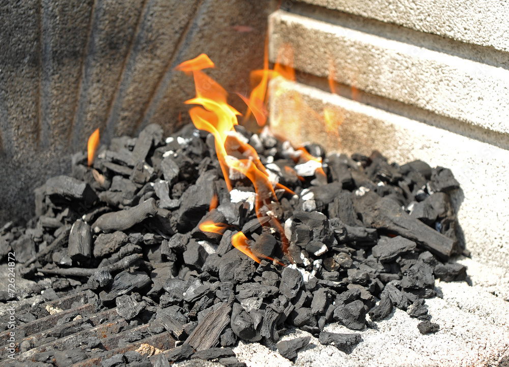 Carbón vegetal ardiendo para una barbacoa Stock Photo