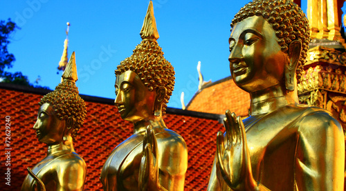 Bouddha doré au Temple de Doï Sutep en Thaïlande photo