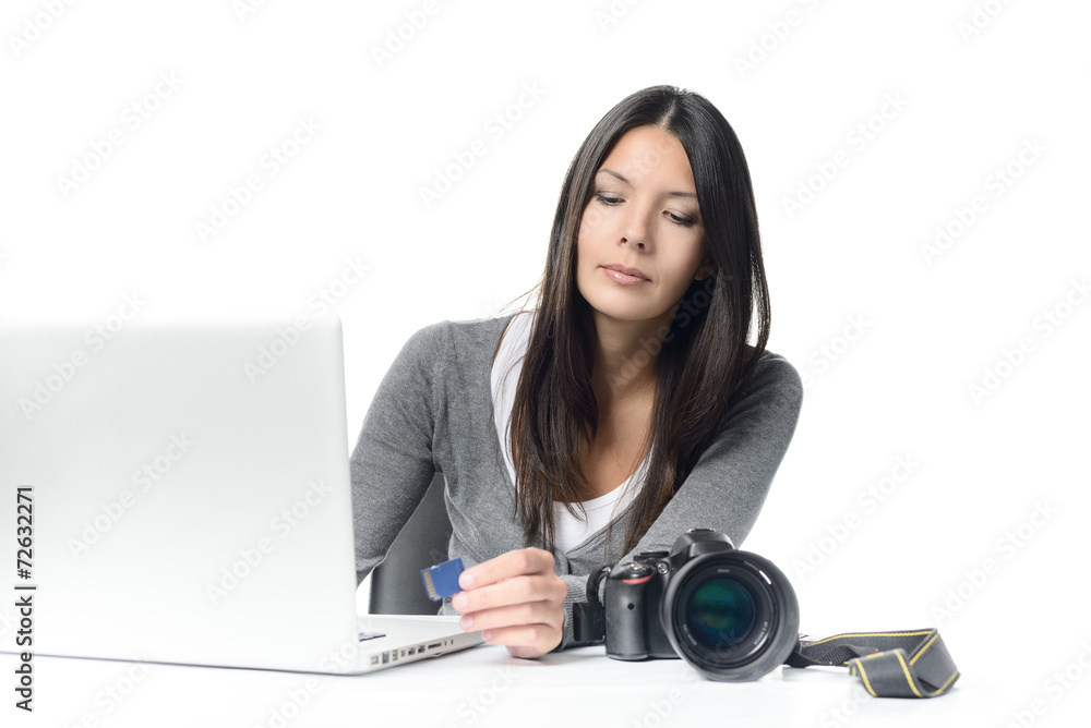Fotografin steckt SD-Karte in den Kartenleser des Laptops