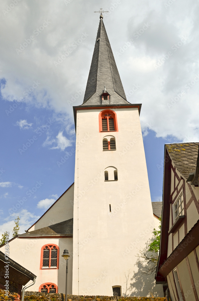 Fototapeta premium Historischer Kirchturm in Traben-Trarbach, Mosel Deutschland