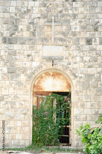 Eingang einer verlassenen Kirche in Akko, Israel