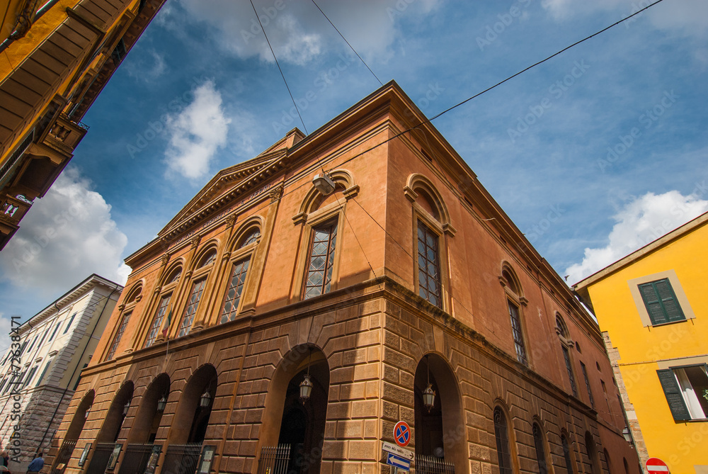 Fototapeta premium Paesaggio urbano, Teatro Verdi, centro storico Pisa
