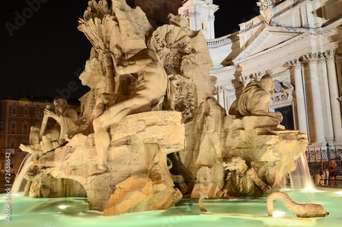 Piękna fontanna Cztery Rzeki nocą na Piazza Navona, Rzym, Włochy #72638642