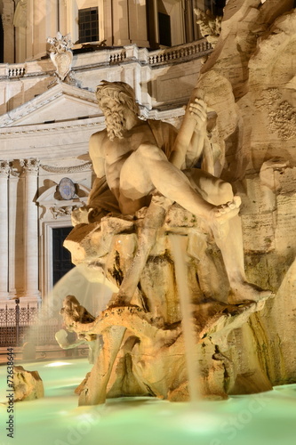 Piękna fontanna Neptuna nocą na Piazza Navona, Rzym, Włochy