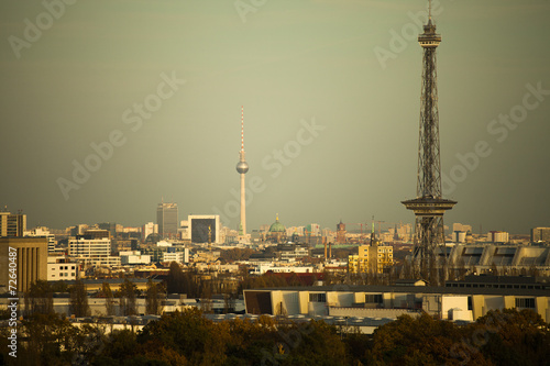 Berlin skyline im Abendlicht © wishzones