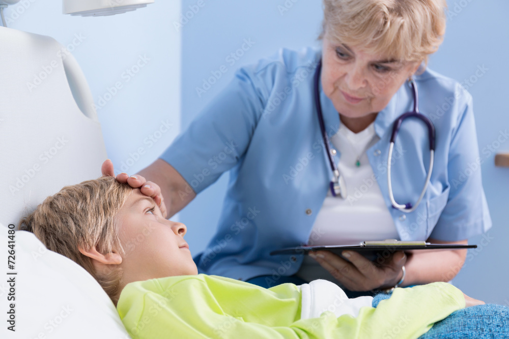 Obraz premium Schoolboy lying in hospital bed