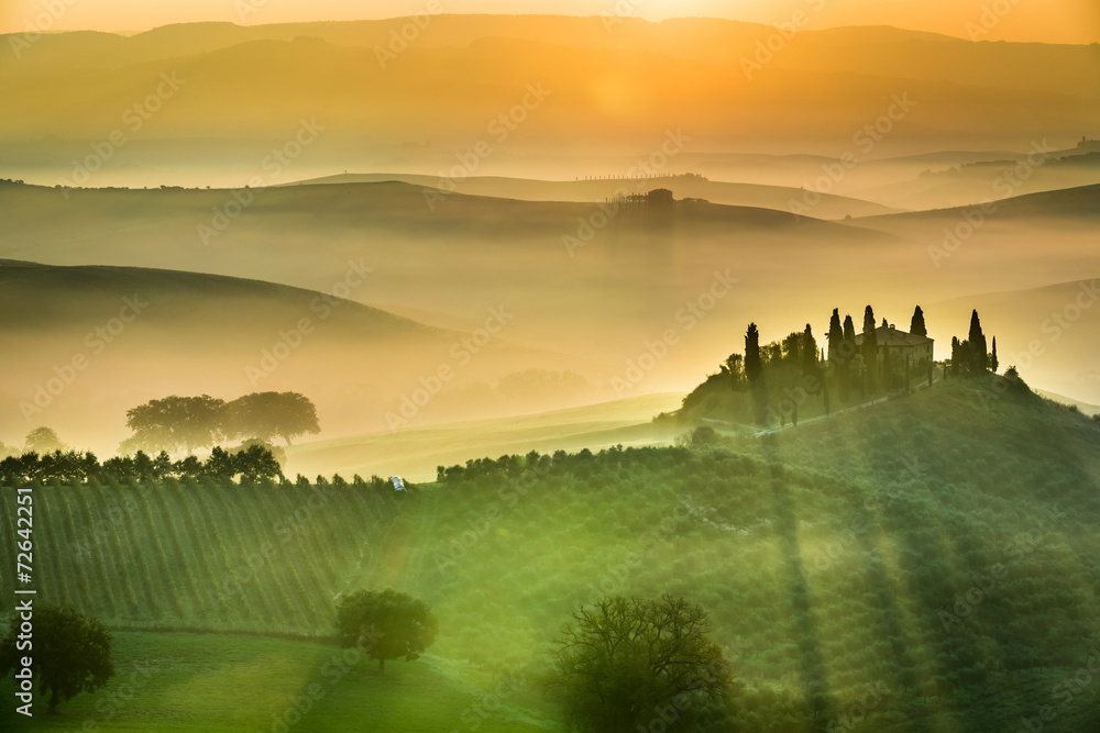 Sunrise over the green fields in Tuscany - obrazy, fototapety, plakaty 