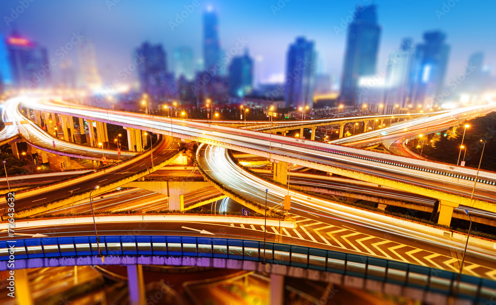 Obraz premium shanghai interchange overpass and elevated road in nightfall