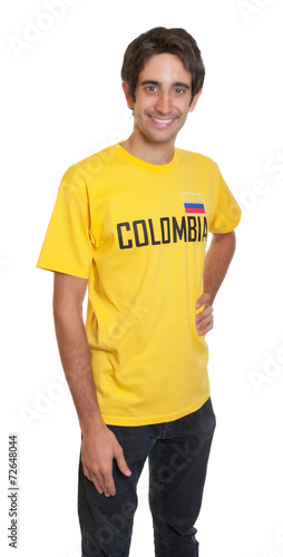 Stehender junger Mann aus Kolumbien