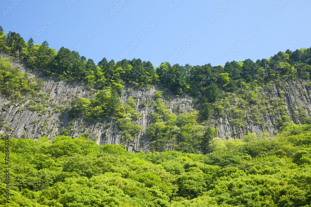 新緑の奈良曽爾村の屏風岩