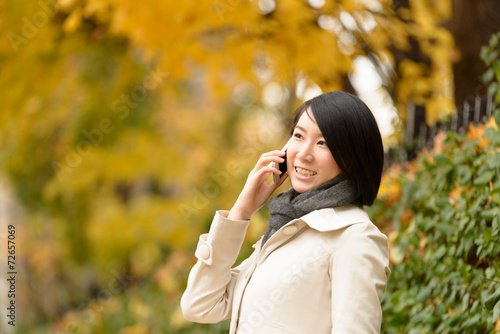 スマートフォンで話す女性 © stockfoto