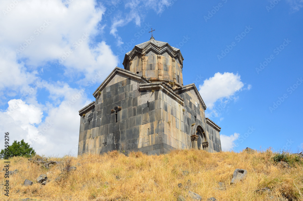 Fototapeta premium Армения, церковь 11 века рядом с крепостью Амберд