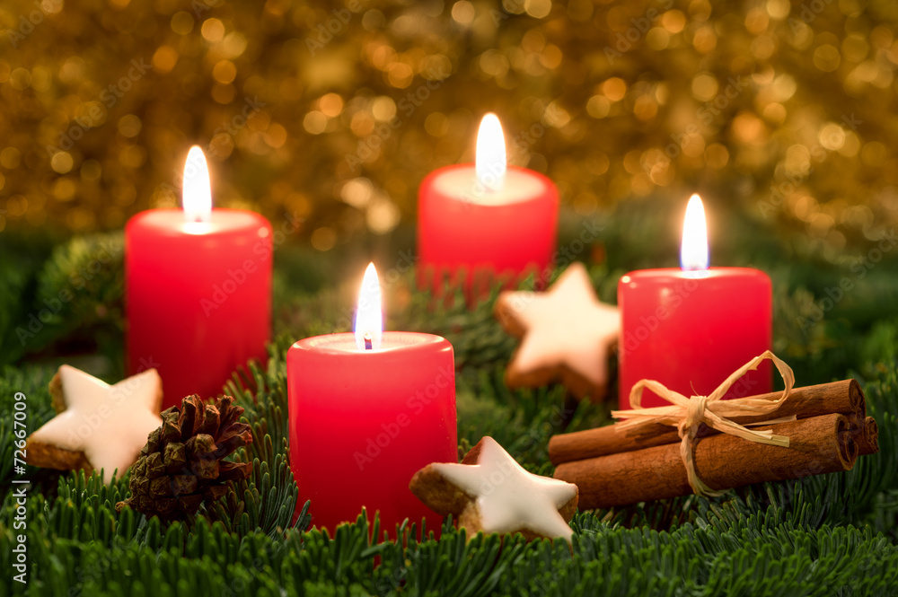 Adventskranz mit roten Kerzen Adventskranz mit roten Kerzen