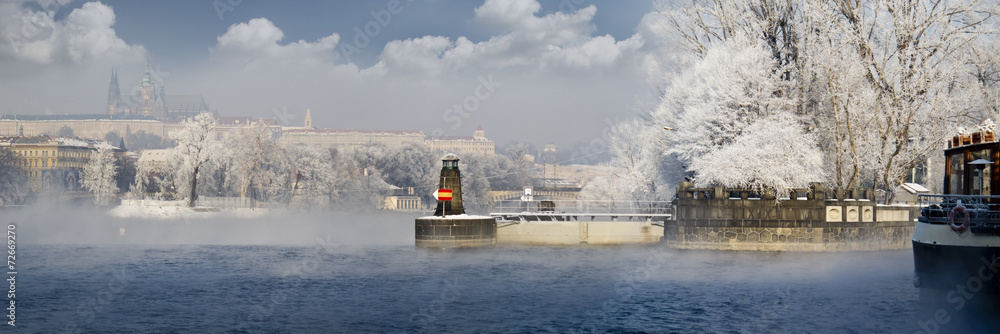 Obraz premium Prague at winter time view to Hradcany -20 celsia