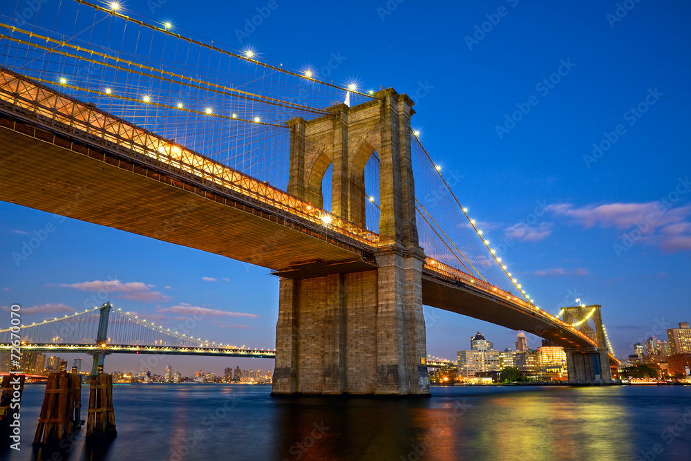 Naklejka premium Most Brookliński o zmierzchu w Nowym Jorku