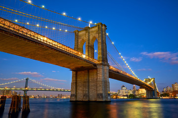 Fotobehang Brooklyn Bridge Brooklyn Bridge in avondschemering  © Oleksandr Dibrova