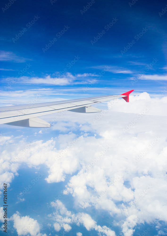 Fototapeta premium Skies above and below Wing over Lands