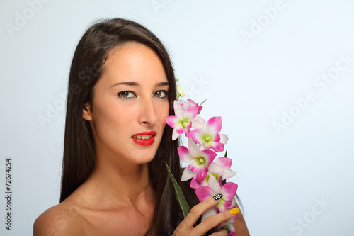 Ritratto di ragazza con orchidea