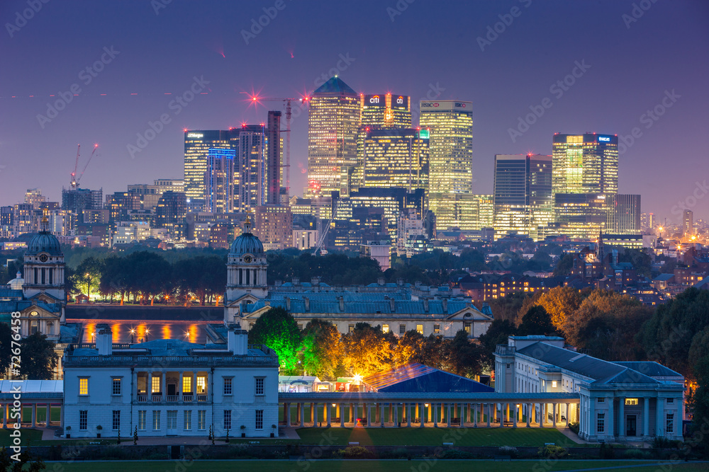 Fototapeta premium Canary Wharf and Greenwich Naval College. London