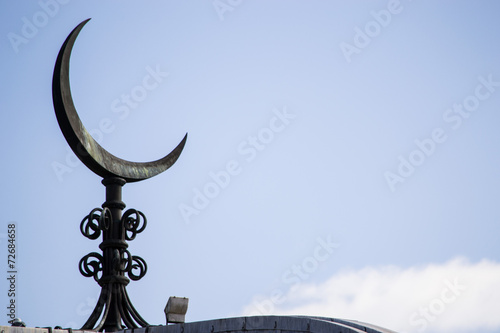 Mezzaluna sul tetto di una moschea photo