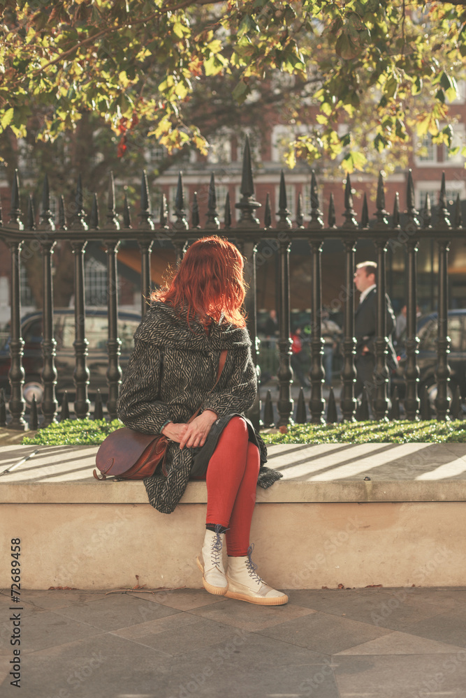 Obraz premium Young woman sitting in park