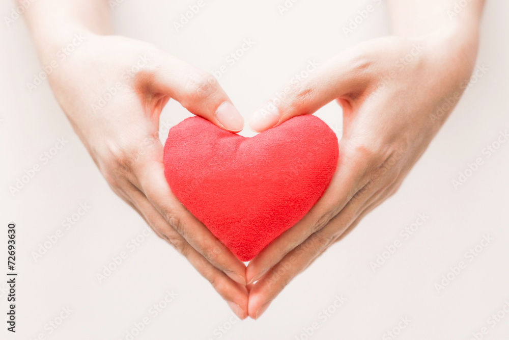 Obraz premium hands holding a red heart